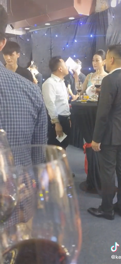 Lộ thêm hình ảnh thân mật, nắm tay nơi công cộng của Phương Oanh và shark Bình Ảnh 4