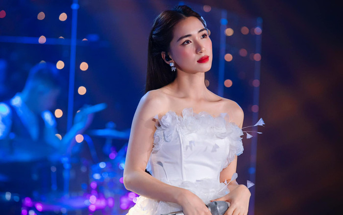 Sự cố sân khấu chứng tỏ Hòa Minzy 'nói không với hát nhép' Ảnh 2