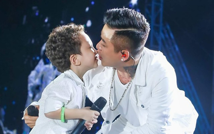 Tuấn Hưng đang hát thì đưa micro cho con trai trên sân khấu, cái kết khiến ai cũng bật cười Ảnh 2
