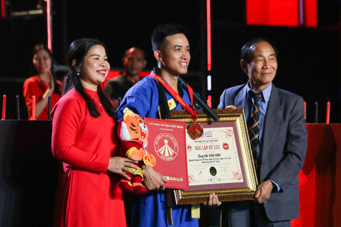 Võ sư Hà Văn Hiệp được trao quyết định Xác lập kỷ lục tại chương trình bởi thành tích đầy ấn tượng