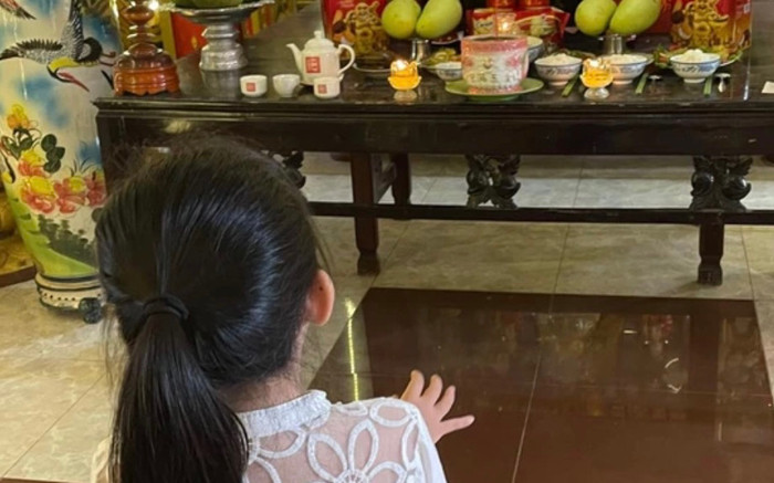 Con gái Mai Phương lên chùa thắp hương cho mẹ trong ngày cuối tuần Ảnh 2