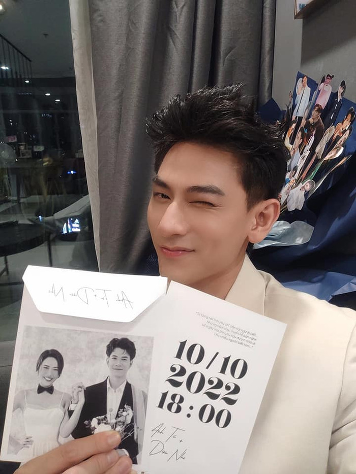 Khi bị dân tình 'réo tên', nam ca sĩ đã nhanh chóng khoe thêm hình ảnh cười mỉm và nháy mắt khi chụp với thiệp mời