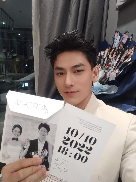 Isaac hào hứng khoe thiệp cưới của Anh Tú và Diệu Nhi