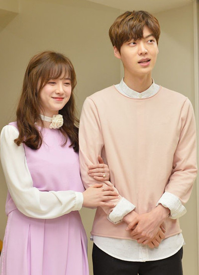 Chồng cũ Goo Hye Sun - Ahn Jae Hyun 'pose' 1001 kiểu ảnh trên đường phố TP. HCM Ảnh 8