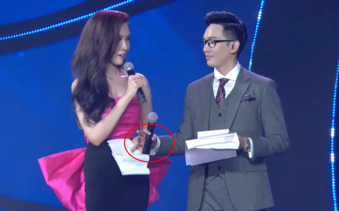 Tranh cãi việc Đỗ Nhật Hà bị nam MC đẩy tay, ngắt ngang không cho nói trong cuộc thi Hoa khôi Ảnh 2