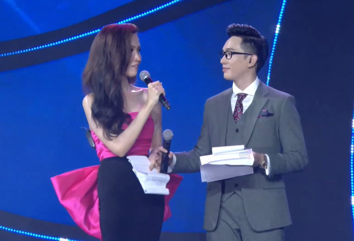 Hành động của nam MC khi lấy tay ngăn không cho Đỗ Nhật Hà nói nhận được nhiều sự chú ý.