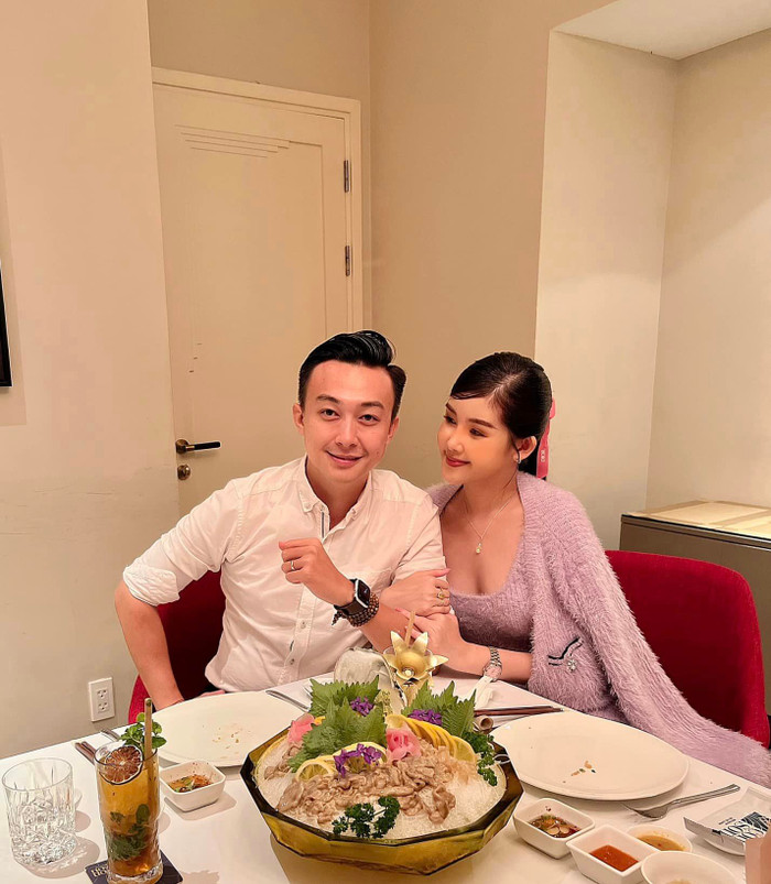 Lê Âu Ngân Anh ngọt ngào bên MC Phan Tô Ny.