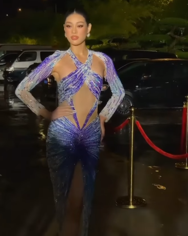 Chiếc khuyên tai bản to đính sát làm tôn hết nấc vẻ đẹp thanh lịch của mỹ nhân Sài Thành. 