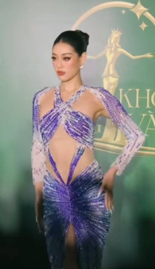 Ảnh chất lượng thấp nhưng visual của Khánh Vân lại 'chất lượng cao'. Nàng hậu sinh năm 1995 chọn kiểu tóc búi lạ mắt hơn hẳn so với mái tóc bồng bềnh quen thuộc. 