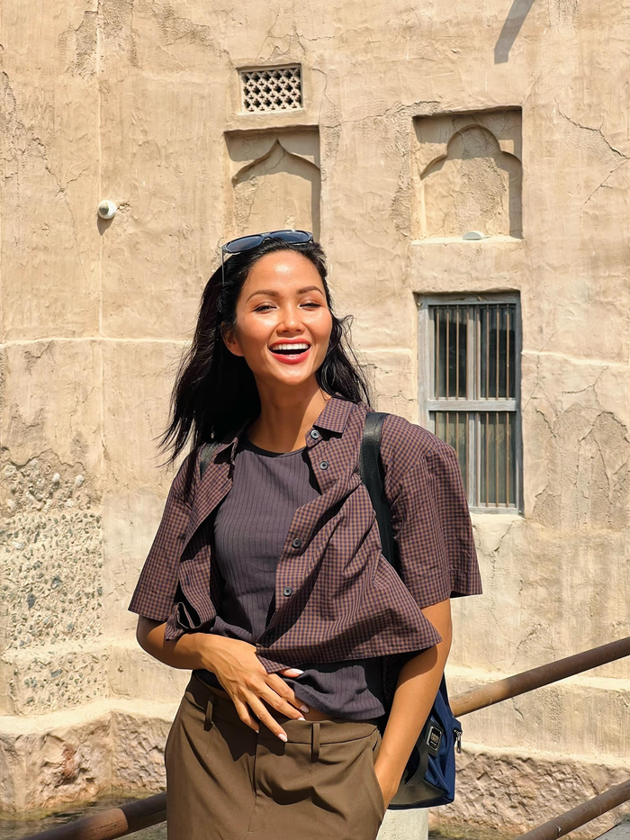 Trước khi ghé thăm Ý, mỹ nhân người Ê Đê đã đến Dubai trước. Đến một đất nước xa hoa nhưng H'Hen Niê vẫn ăn mặc tối giản với trang phục nâu. Cô ghi điểm mạnh trong mắt khán giả với lối sống chân chất. 