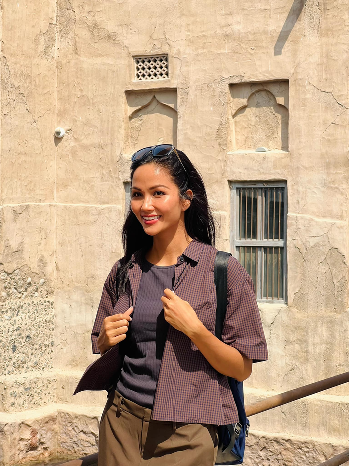 Hầu hết những người theo dõi trang cá nhân của H'Hen Niê đều rất quen thuộc với gương mặt 'mộc trân' của cô. Nếu không tham dự sự kiện đình đám hoặc trang trọng, mỹ nhân sinh năm 1992 sẽ để 'da thở', cô chỉ điểm nhẹ chút son hoặc vẽ thêm chân mày để đủ tươi tắn chụp ảnh. 