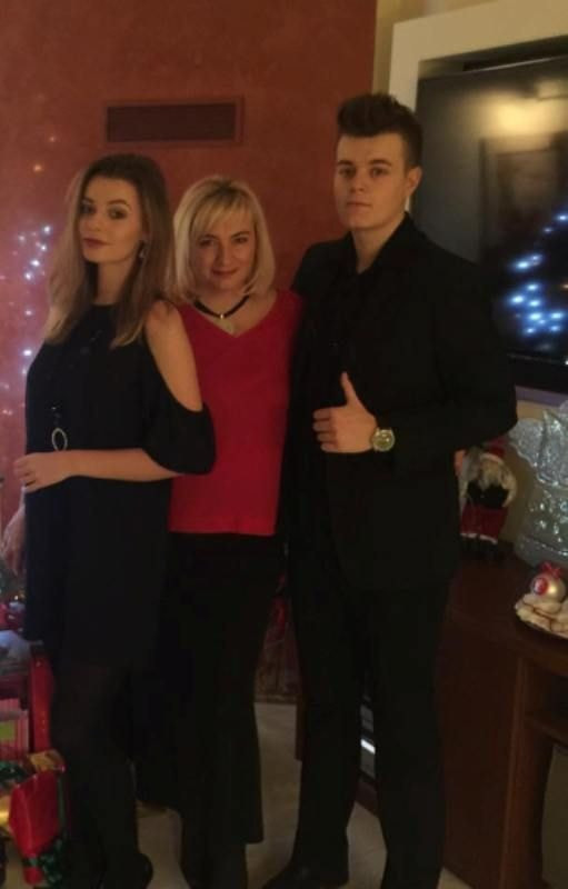 Có vẻ đây là thời quá khứ chưa nhuộm tóc vàng của Hoa hậu Thế giới 2021, thời điểm này cô đang diện màu tóc ombre nâu vàng.