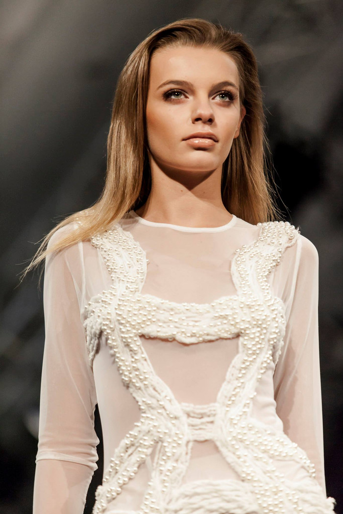 Hai màu tóc mà đương kim Hoa hậu Thế giới 2021 diện mang lại hai vẻ đẹp khác nhau hoàn toàn, một là tinh thần của người mẫu chuyên nghiệp, hai là 'beauty queen' đúng nghĩa. 