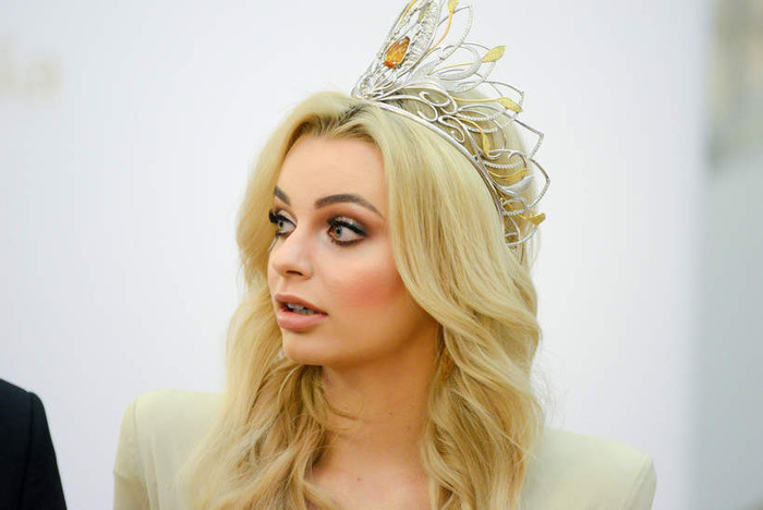 Khuôn mặt hoàn hảo của mỹ nhân sinh năm 1999 cực kỳ phù hợp với màu tóc vàng bạch kim. 