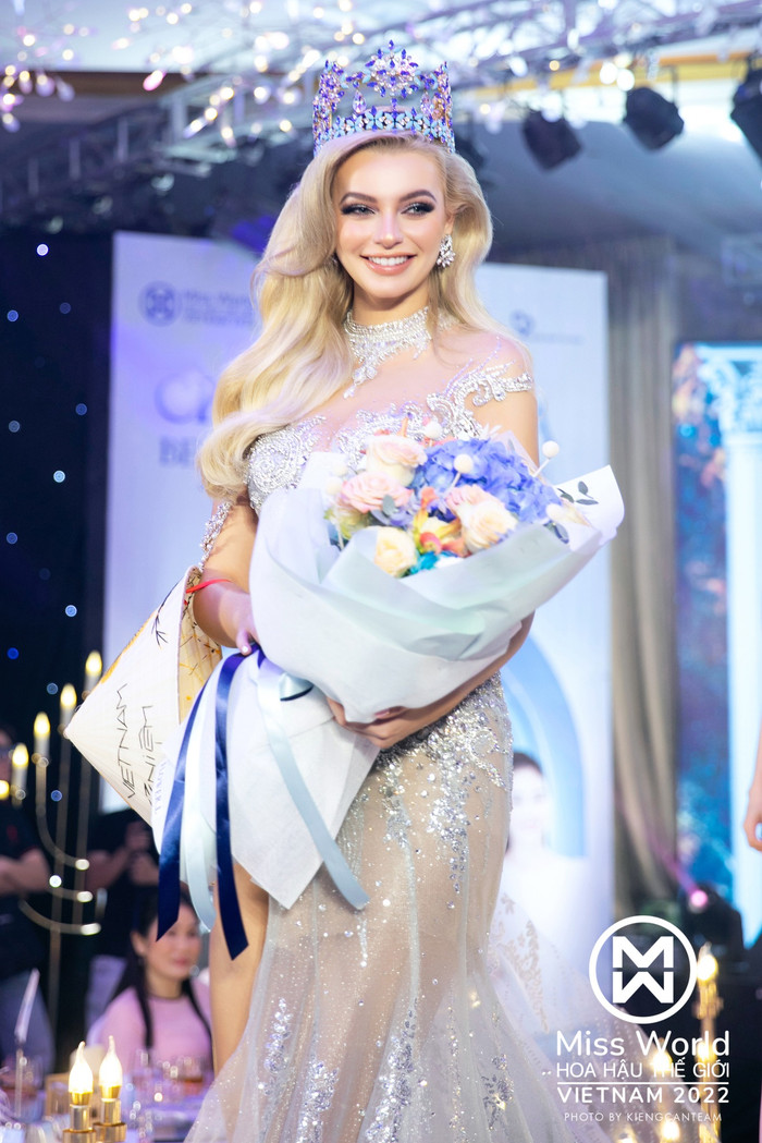 Karolina Bielawska từng đến Việt Nam hai lần để tham dự đêm chung kết Miss World Vietnam và buổi đấu giá vương miện của Hoa hậu Mai Phương. 