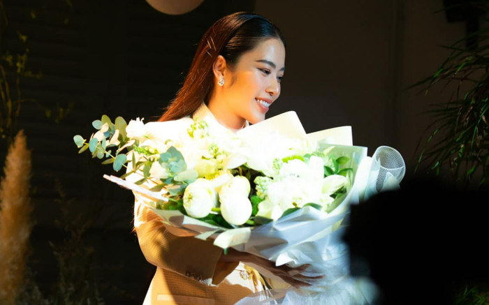 Nam Em được khen ngợi tinh tế khi nhường ghế cho fan ngồi trong hậu trường đêm nhạc Ảnh 2