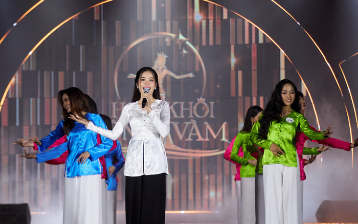 Trình diễn tại cuộc thi Hoa khôi, giọng hát và nhan sắc Nam Em khiến dân mạng không khỏi xuýt xoa! Ảnh 2