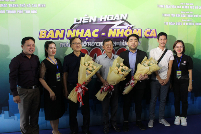 Các thành viên ban giám khảo và ban tổ chức Liên hoan.