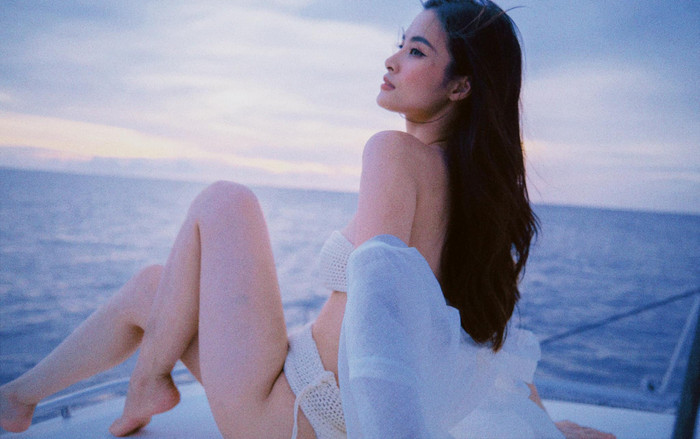 'Gái một con' Đông Nhi thả dáng với bikini trên du thuyền khiến netizen 'mòn con mắt' Ảnh 2