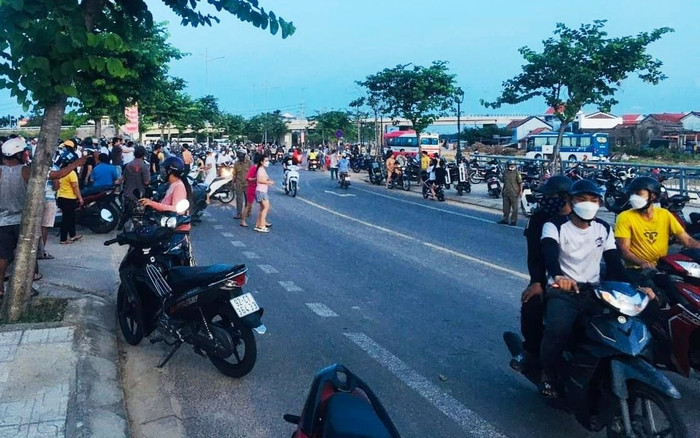 Thi thể nam sinh lớp 7 nổi ở trạm bơm, người dân tụ tập đông nghẹt ở hiện trường theo dõi Ảnh 2