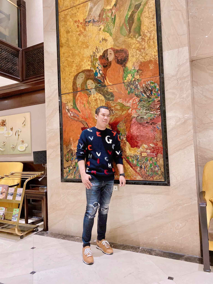 Doanh nhân Đức Huy diện áo sweater phối cùng quần jean 'bụi bặm' rất trẻ trung. Để hoàn thiện set đồ, ông chủ phòng trà cũng không quên diện thêm đôi giày màu nâu cá tính. 