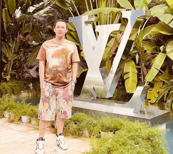 Ở đời thường, chồng cũ Lệ Quyên có phong cách trẻ trung như trai 18.