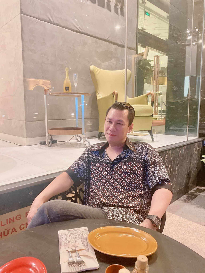 Một lần khác, ông chủ phòng trà còn 'ăn gian' tuổi thực với áo sơ mi họa tiết. Tuy nhiên cách chọn màu của nam doanh nhân rất phù hợp với độ tuổi trưởng thành, nam tính.