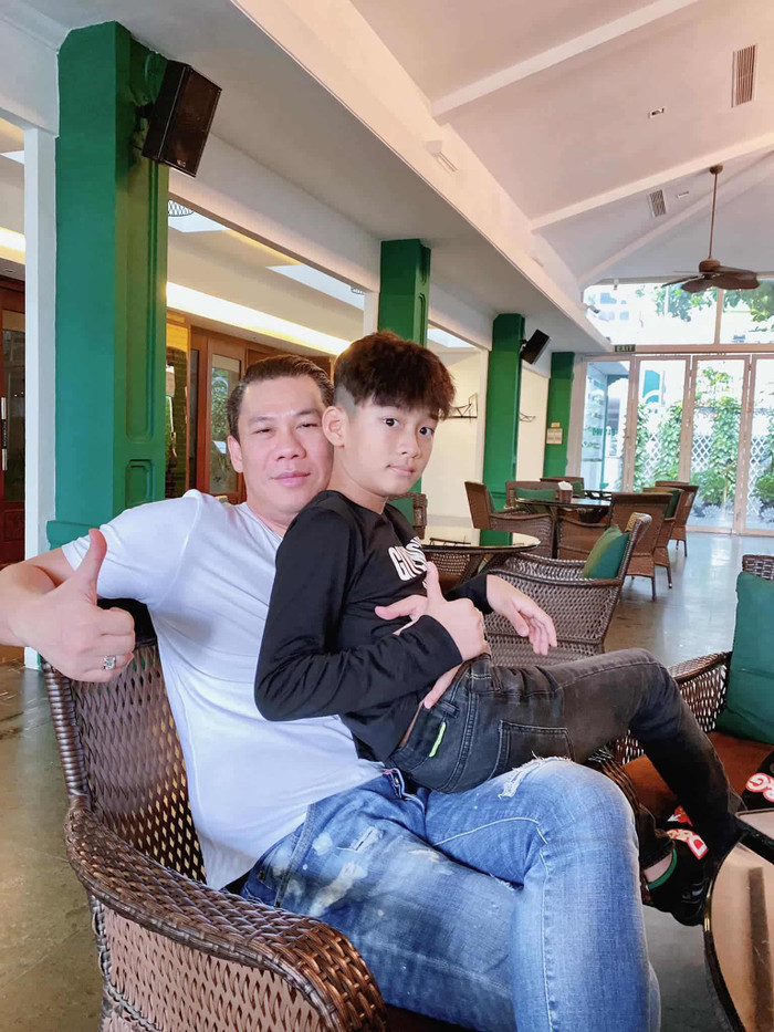 Quần Jean rách mix cùng áo phông luôn là item hoàn hảo và được lăng xê nhiệt tình trong tủ đồ của đại gia Đức Huy.