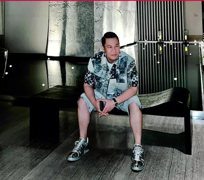 Một lần khác, vị đại gia phòng trà gây chú ý khi đăng tải hình ảnh trẻ trung trên trang cá nhân. Trong hình, chồng cũ Lệ Quyên diện set đồ năng động kết hợp với giày sneaker và phụ kiện đồng hồ.