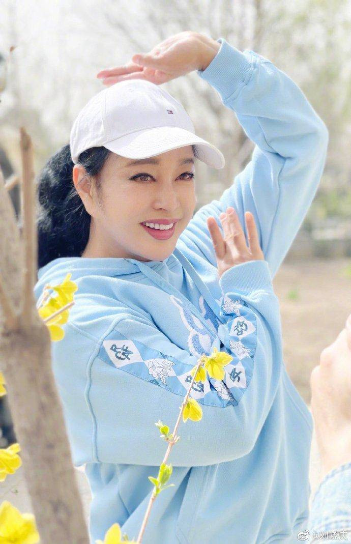 Vào những ngày se lạnh, nữ diễn viên sẽ diện diện áo sweater có gam màu pastel. Có thể thấy rằng, khi khoác lên mình trang phục có tone màu tươi mát đã giúp nữ diễn viên 'ăn gian' tuổi thực.