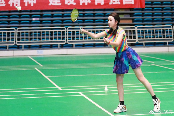 Mới đây, Lưu Hiểu Khánh tiếp tục gây sốt khi diện bộ trang phục trẻ trung đi đánh Golf. Chiếc váy tenis kết hợp với áo ngắn tay đã phô trọn đôi chân nuột nà đáng ngưỡng mộ.