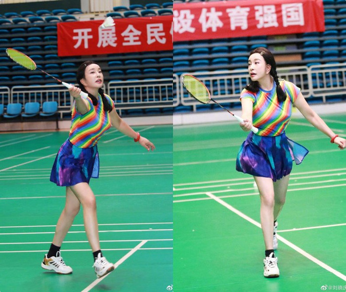 Để tăng thêm diện mạo trẻ trung, Lưu Hiểu Khánh còn kết hợp thêm kiểu tóc thắt bím hai bên.