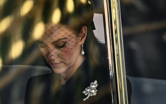 Các thành viên hoàng gia đeo trang sức tưởng nhớ Nữ hoàng Elizabeth II Ảnh 2