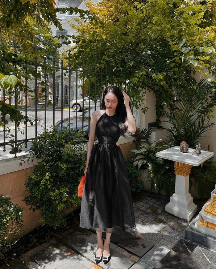 Cộng đồng mạng soi ra chi tiết chiếc siêu xe lấp ló trong khung hình của Hương Giang và đặt ra nghi vấn liệu có liên quan đến tình cũ?