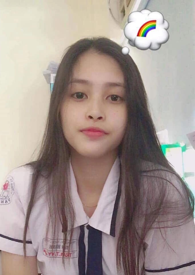 Là 'Hoa hậu của các Hoa hậu', Tiểu Vy không gây thất vọng khi tung ảnh thời đi học. Thậm chí, bức ảnh thời đi học của Tiểu Vy còn được khen ngợi hơn cả hiện tại vì nét trẻ trung, ngọt ngào vào thời điểm đó.