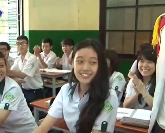 Hoa hậu Khánh Vân được nhận xét tích cực bởi sự rạng rỡ, thân thiện với bạn bè xung quanh. Cho đến thời điểm hiện tại, nhan sắc của Khánh Vân vẫn là một điều gây tranh cãi nhưng không ai có thể phủ nhận thần thái ngút ngàn của cô mỗi khi xuất hiện.