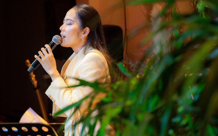 Ra về sau khi diễn xong, nhưng Nam Em vẫn quyết 'quay xe' trở lại sân khấu hát tặng một người đặc biệt? Ảnh 2