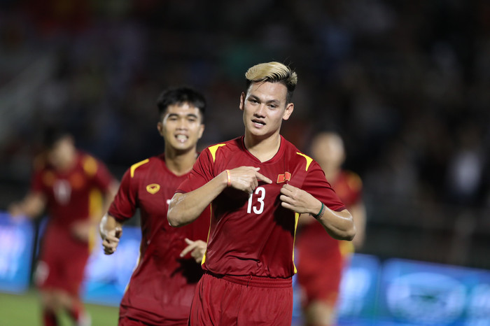 Hồ Tấn Tài tiếp tục cho thấy anh là hậu vệ có khả năng ghi bàn đáng sợ với bàn thắng thứ ba cho tuyển Việt Nam. Ảnh: Anh Đồng