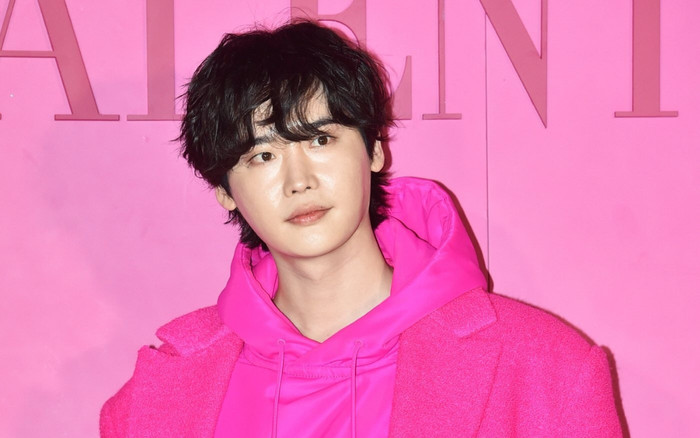 Hậu 'mất vợ' ở Big Mouth, Lee Jong Suk khiến dân tình choáng với vẻ ngoài lạ hoắc Ảnh 2