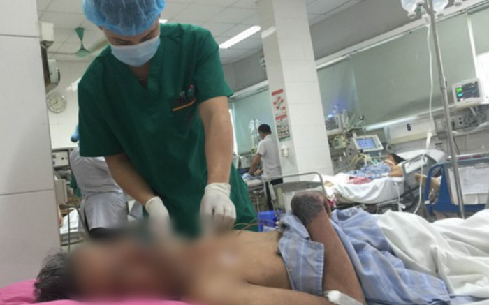 Sau bữa tiết canh lợn, người đàn ông phải nhập viện cấp cứu khẩn Ảnh 2