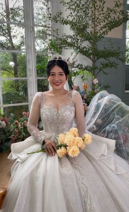 Thương đã khoác lên mình bộ váy cưới, quyết định về chung một nhà với Khánh.
