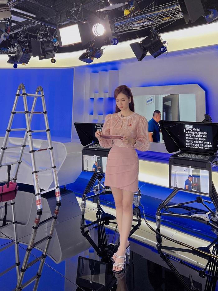 Đời thường nóng bỏng, táo bạo bao nhiêu thì khi đi làm Hương Giang lại hóa thân thành quý cô thanh lịch với những bộ trang phục công sở.