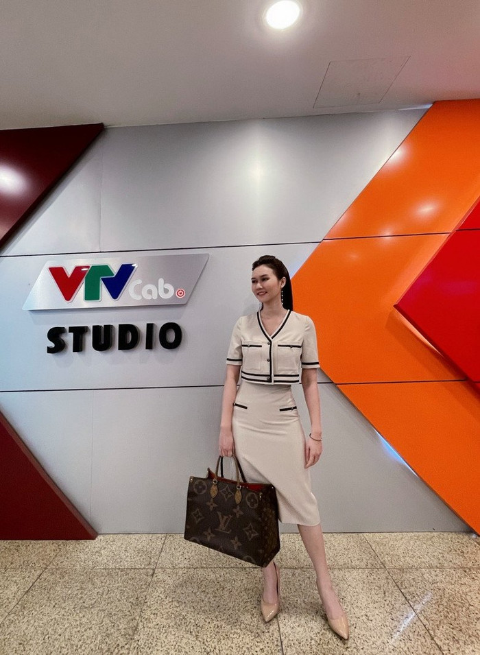 Set đồ công sở croptop cũng rất được lòng người đẹp khi vừa toát lên vẻ năng động nhưng cũng không kém phần thanh lịch, đoan trang.