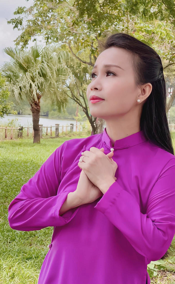 Về phía Cẩm Ly, cô không thường xuyên nhận lời tham gia biểu diễn. Thay vào đó nữ nghệ sĩ tập trung vào việc tận hưởng cuộc sống bên người thân và bạn bè thân thiết