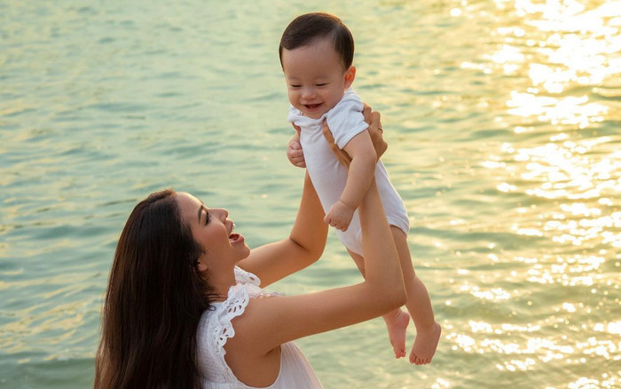 Chỉ 1 động thái nhỏ, Phạm Hương đáp trả thẳng tin đồn mang bầu Ảnh 2