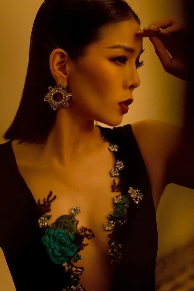  Ở tuổi 40, trải qua một lần sinh nở nhưng nữ ca sĩ vẫn giữ được body 'vạn người mê' khiến người hâm mộ chỉ biết ước. 