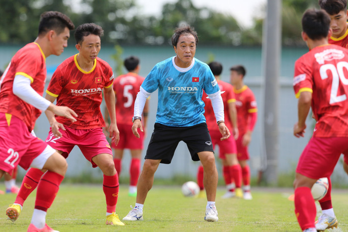 HLV Park Hang Seo đi Thái Lan nên trợ lý Lee chỉ đạo toàn đội tập luyện. Ảnh: Anh Đồng