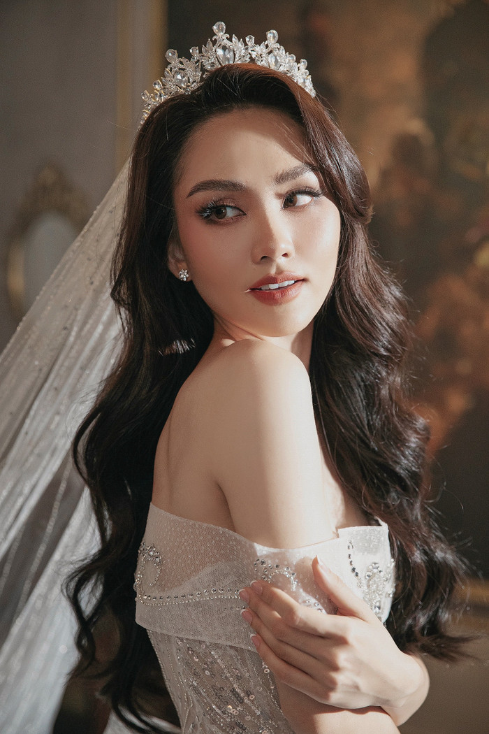 Hoa hậu Mai Phương mang đến vẻ đẹp vừa kiêu hãnh, vừa bí ẩn.