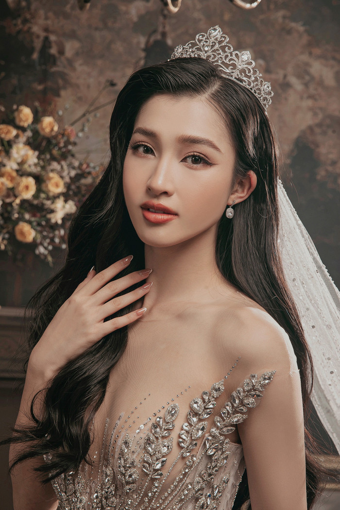 Á hậu Phương Nhi ngọt ngào như nàng công chúa bước ra từ truyện cổ tích.
