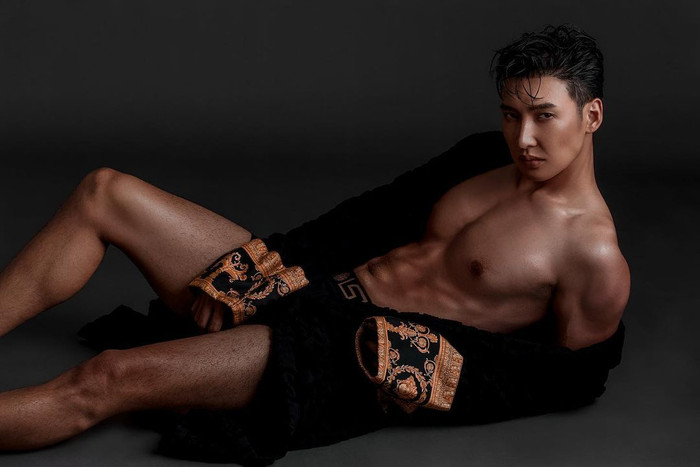 Không chỉ 'đốn tim' fan sắc đẹp bằng khuôn mặt, Teenarupakorn Muangmai còn khiến chị em phải 'xịt máu mũi' với body múi cơ vạm vỡ.